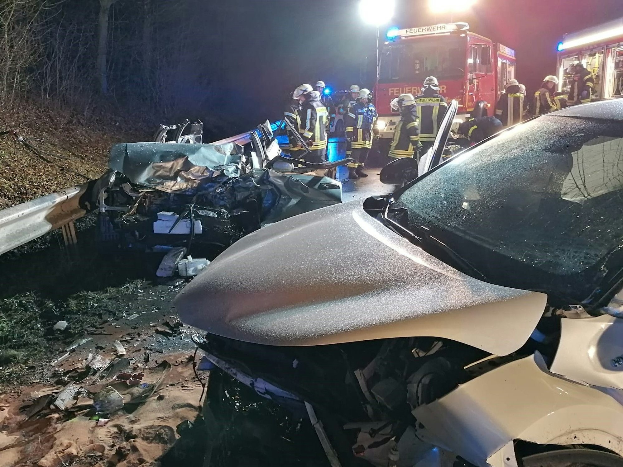 Die beiden Fahrzeuge wurden bei dem Unfall im Kreis Lippe nahezu vollständig zerstört.