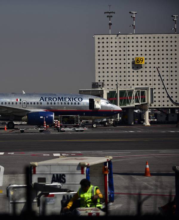 Ein Flugzeug der Airline AeroMexico steht auf dem Flughafen in Mexiko-Stadt.