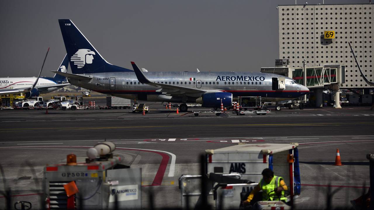 Ein Flugzeug der Airline AeroMexico steht auf dem Flughafen in Mexiko-Stadt.