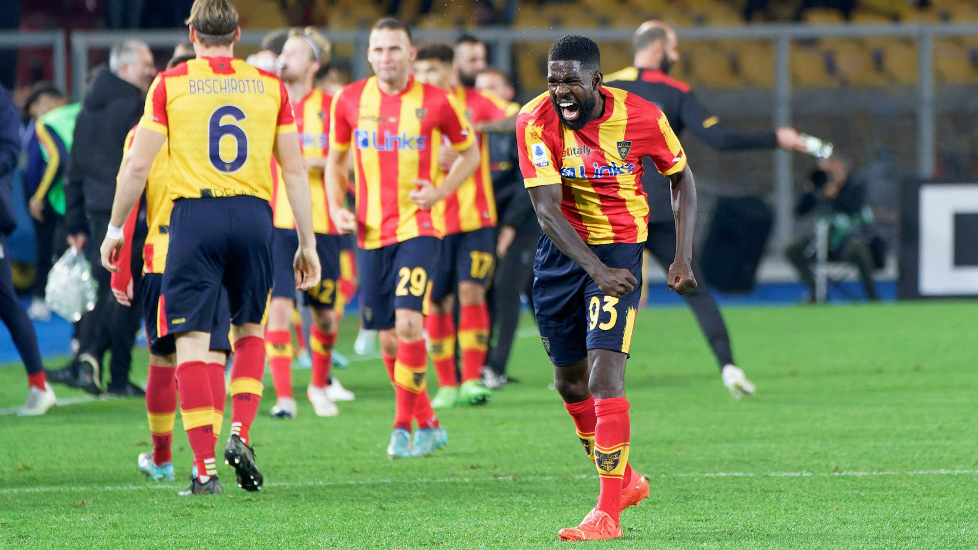 Samuel Umtiti brüllt sich nach dem Sieg von US Lecce gegen Lazio Rom den Frust von der Seele. Zuvor war der Abwehrspieler rassistisch angefeindet worden.