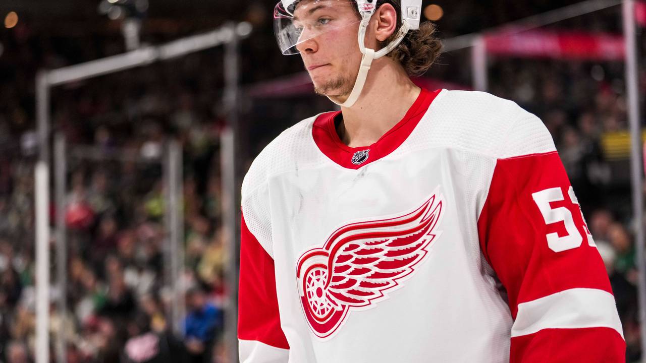 Moritz Seider steht im Spiel bei den Minnesota Wild enttäuscht auf dem Eis.