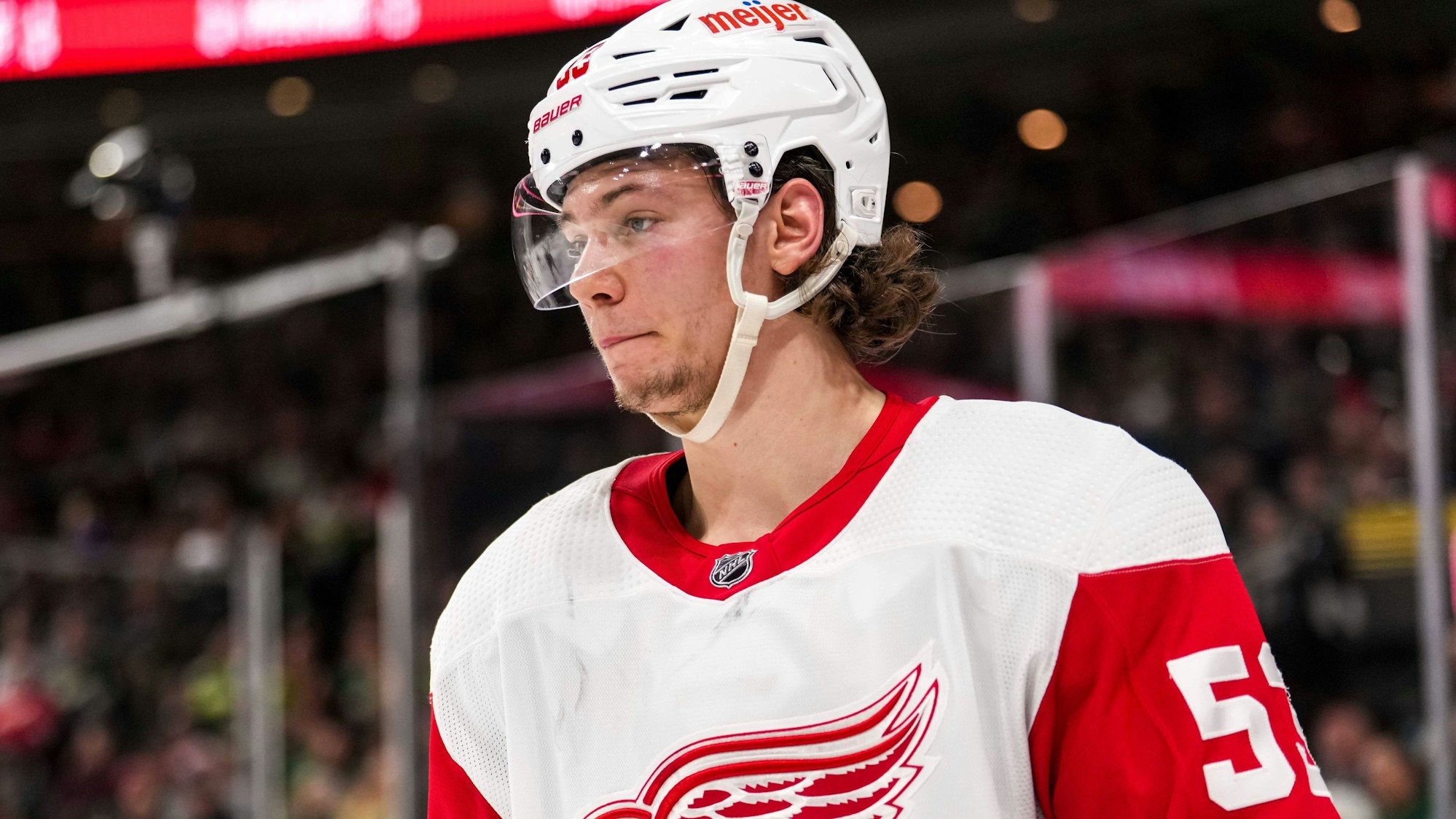 Moritz Seider steht im Spiel bei den Minnesota Wild enttäuscht auf dem Eis.