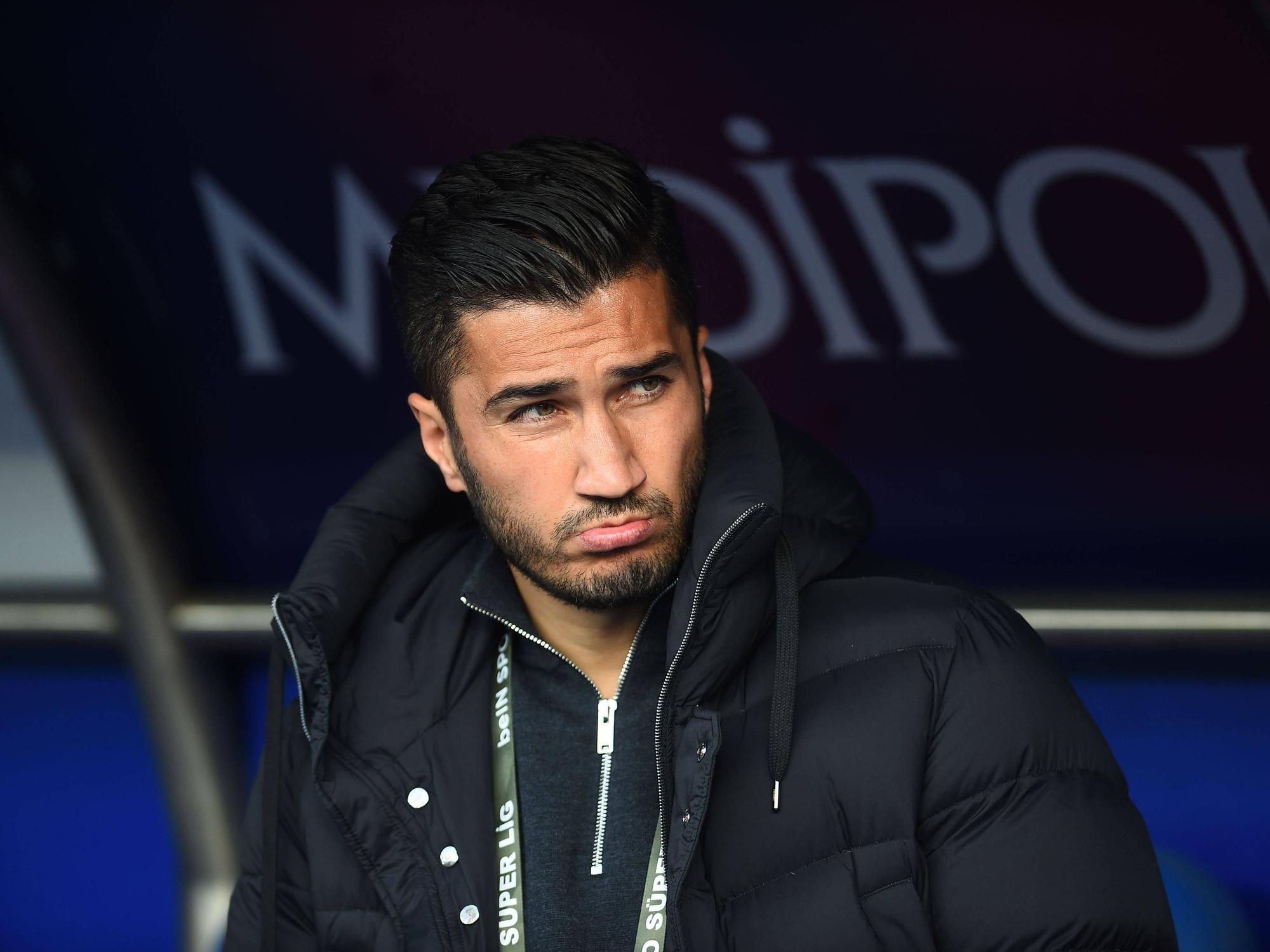 Coach Nuri Sahin steht während des Spiels an der Seitenlinie. Er trägt eine Winterjacke und schaut ein wenig betrübt.