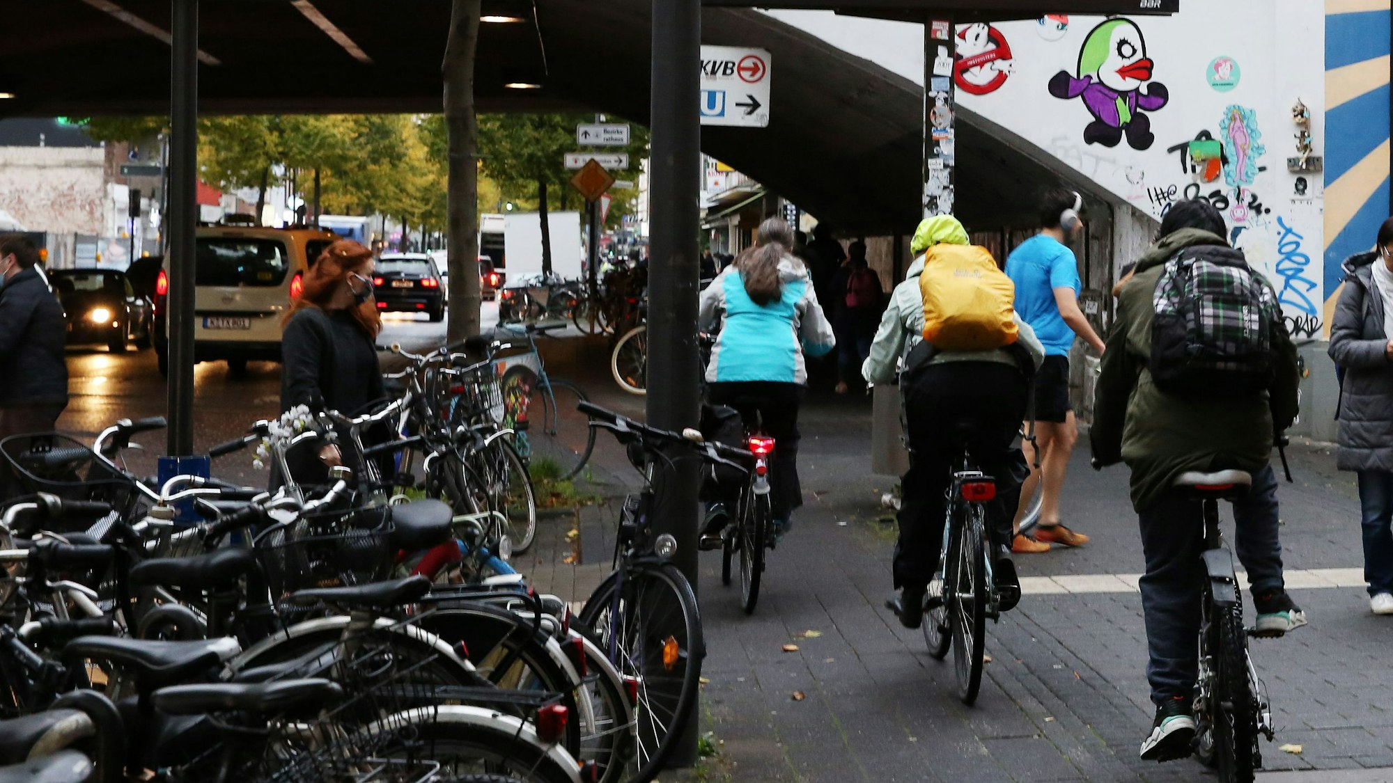 Fahrradfahrende auf der Venloer Straße in Köln.