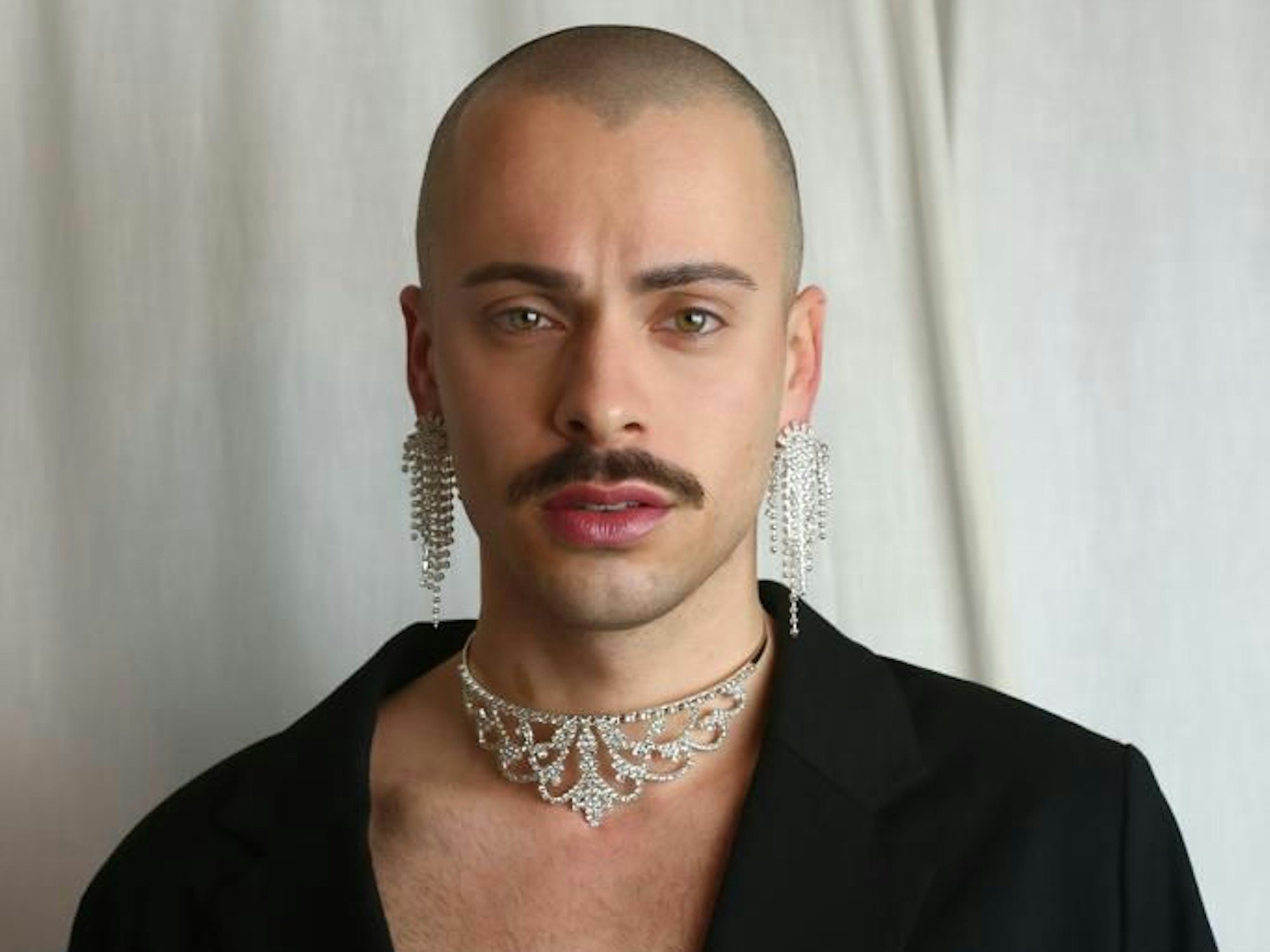 Alex aus Köln schaut traurig in die Kamera.