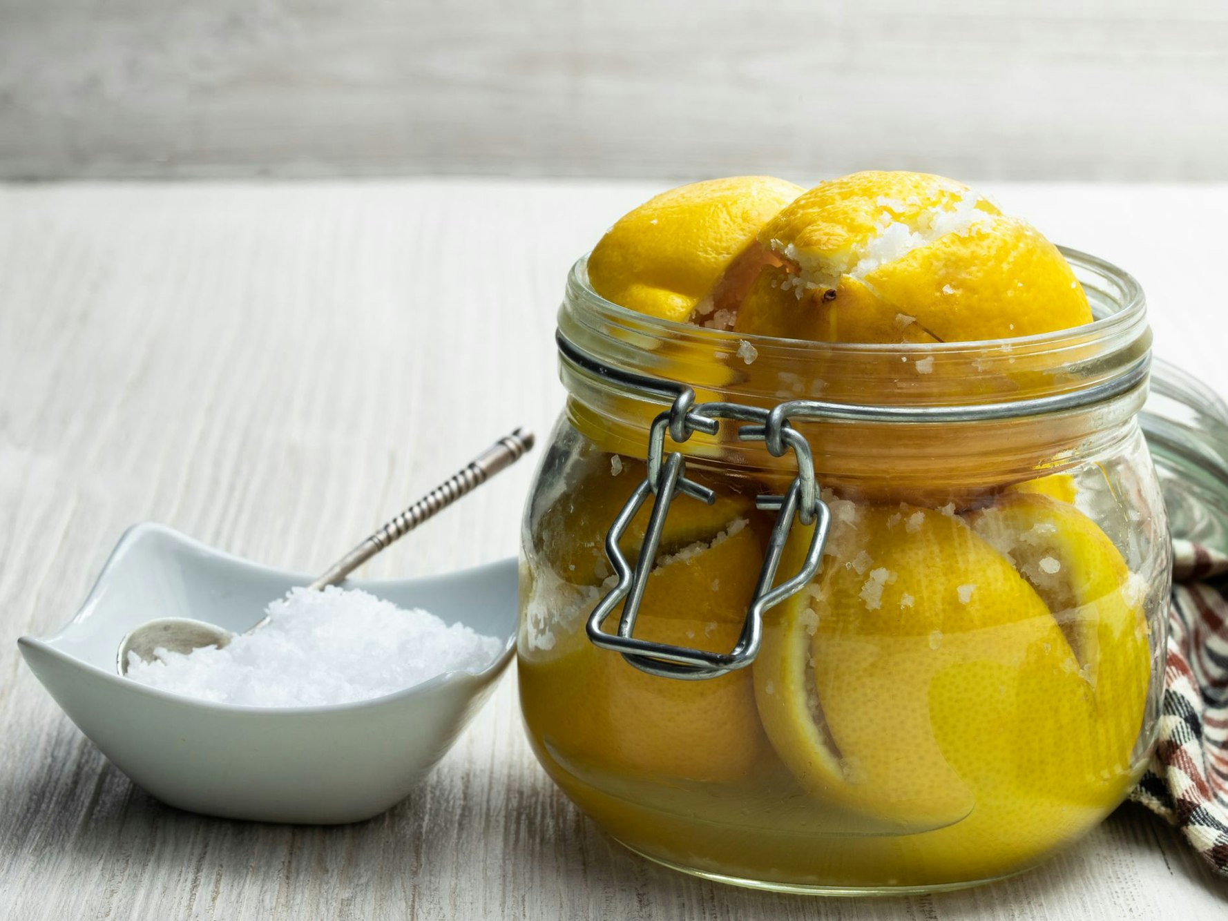 Zitronen lagern: Eine Möglichkeit für lange Haltbarkeit ist das Herstellen von Salzzitronen.