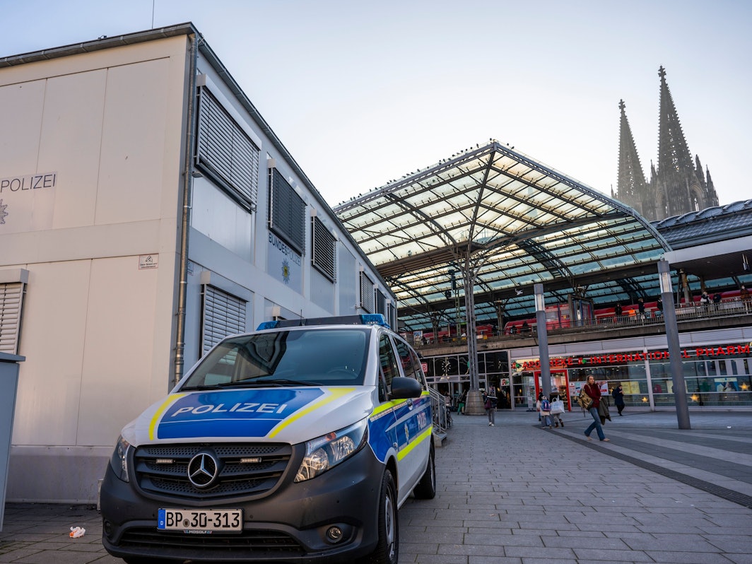 Ein Einsatzfahrzeug steht vor dem Bürocontainer der Bundespolizei auf dem Breslauer Platz am Hauptbahnhof.