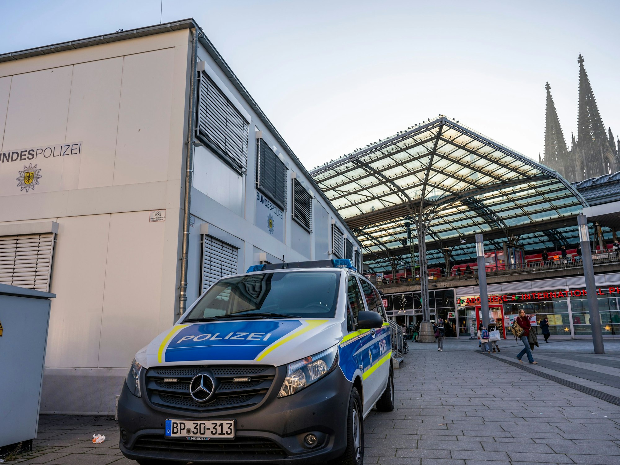 Bürocontainer der Bundespolizei auf dem Breslauer Platz in Köln.
