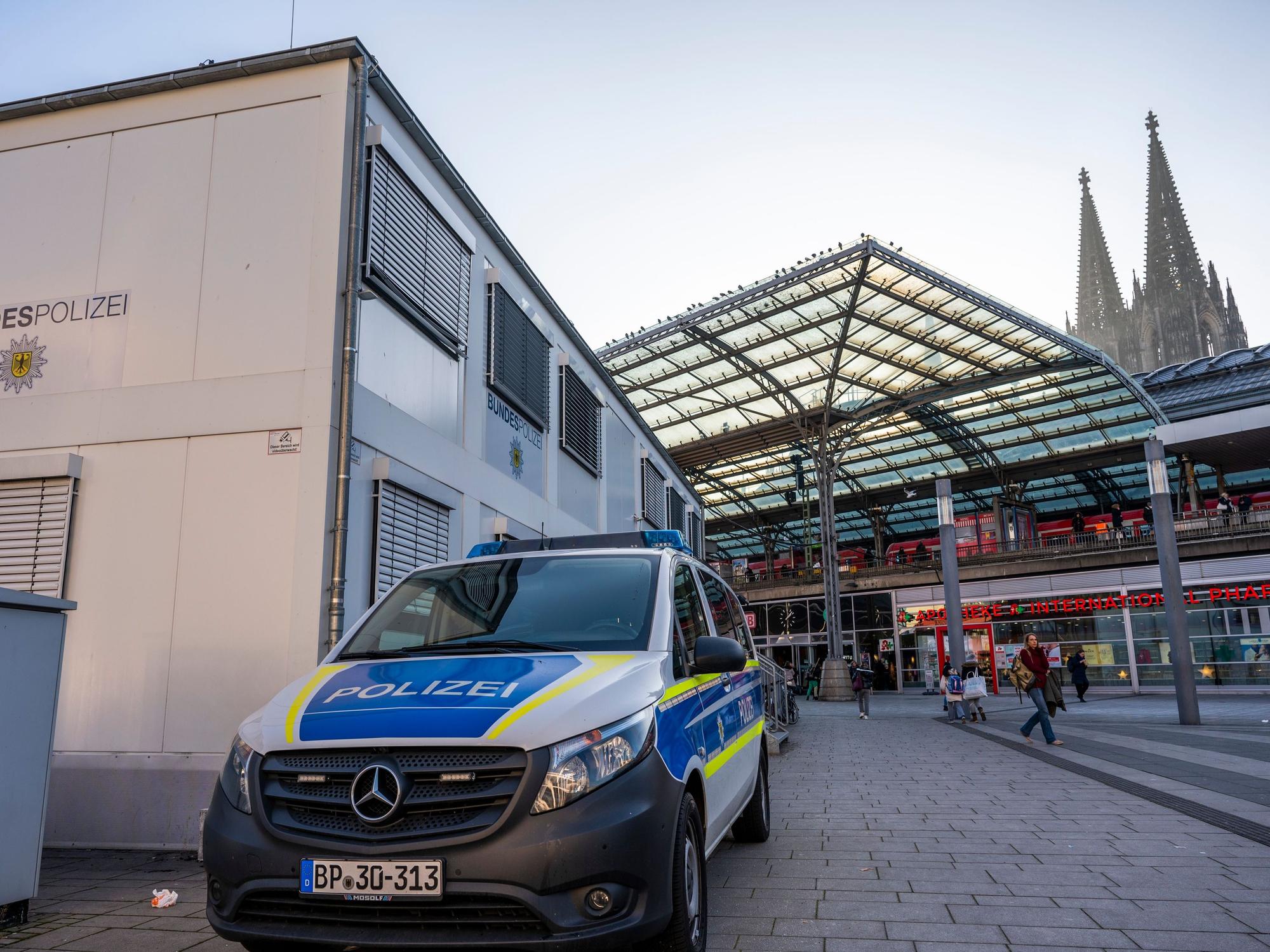 Ein Einsatzfahrzeug steht vor dem Bürocontainer der Bundespolizei auf dem Breslauer Platz am Hauptbahnhof.