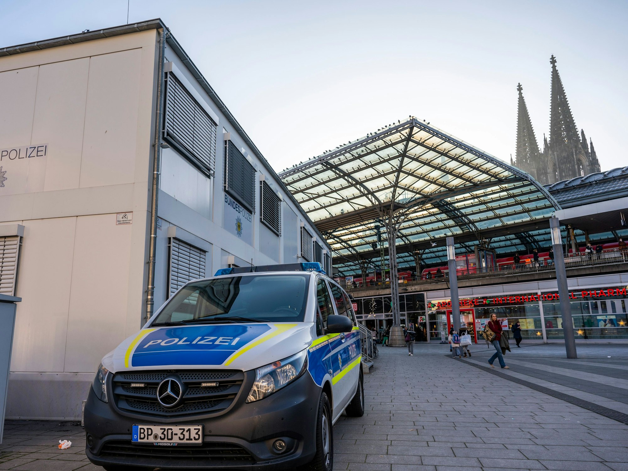 Die Bürocontainer der Bundespolizei auf dem Breslauer Platz am Hauptbahnhof.