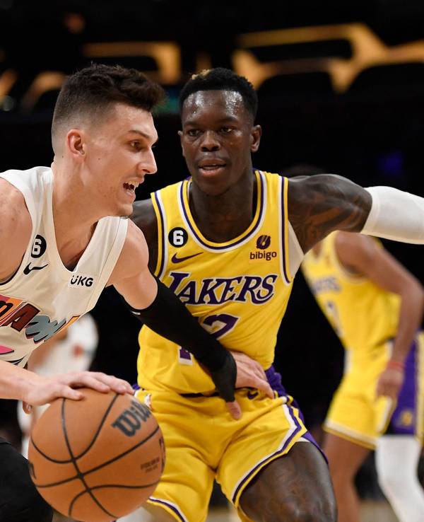Tyler Herro und Dennis Schröder kämpfen um den Ball.