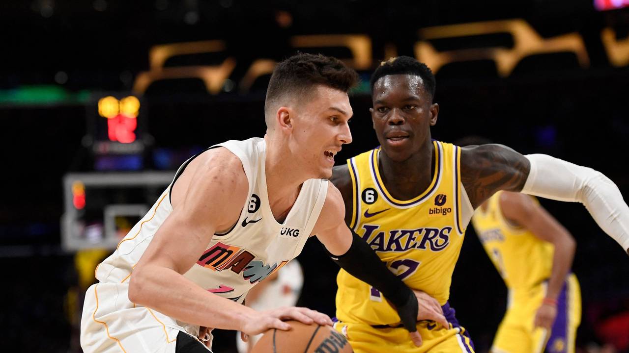 Tyler Herro und Dennis Schröder kämpfen um den Ball.