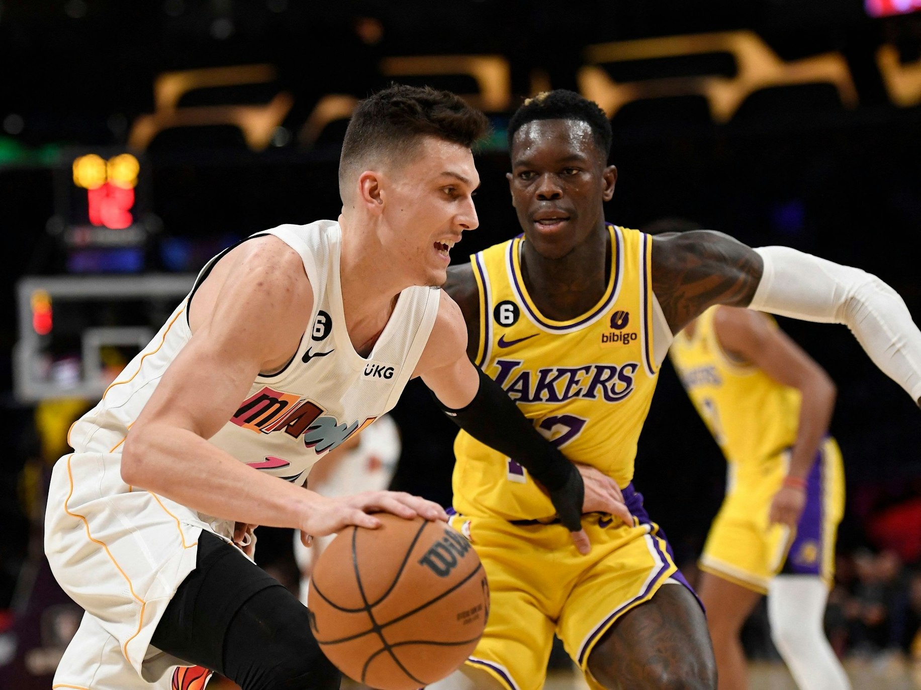 Tyler Herro und Dennis Schröder kämpfen um den Ball.