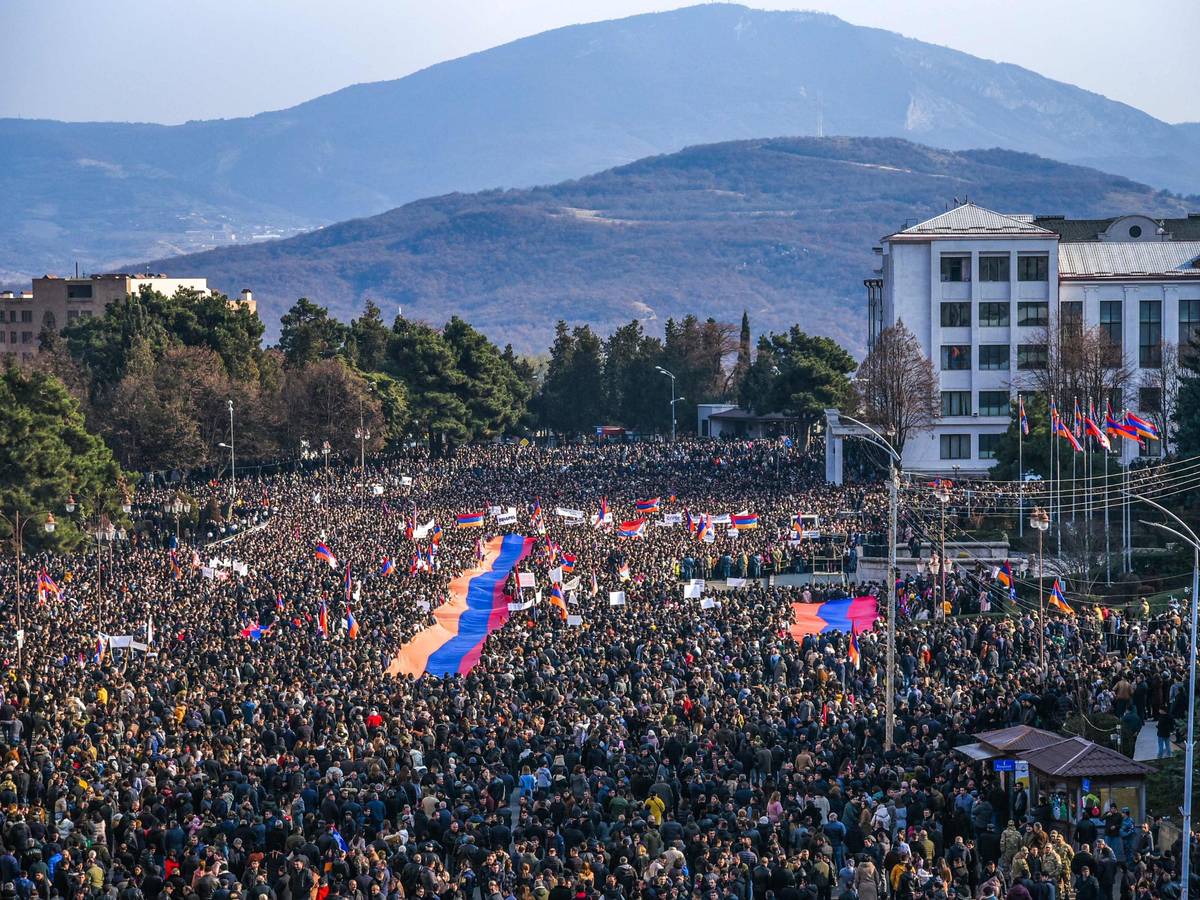 Am 25. Dezember fand eine riesige Demonstration auf dem zentralen Platz in Stepanakert statt, tausende Protestantinnen und Protestanten demonstrierten gegen die Blockade der einzigen Landverbindung zu Armenien durch Aserbaidschan. Die armenische Regierung warf Baku vor, eine humanitäre Krise in der Enklave herbeizuführen.