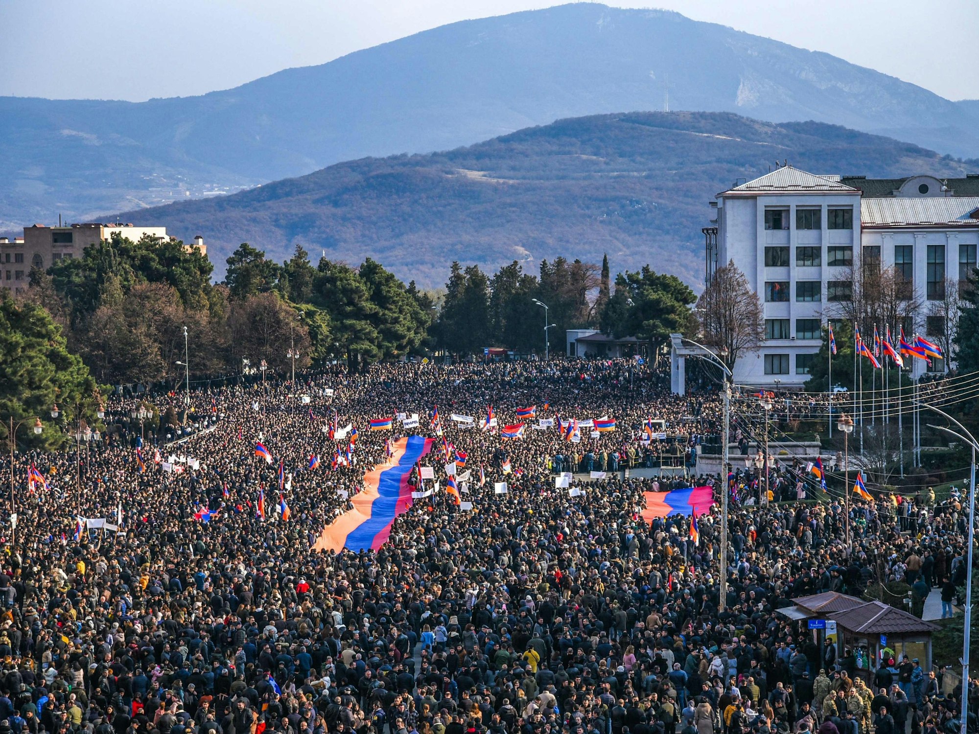 Am 25. Dezember fand eine riesige Demonstration auf dem zentralen Platz in Stepanakert statt, tausende Protestantinnen und Protestanten demonstrierten gegen die Blockade der einzigen Landverbindung zu Armenien durch Aserbaidschan. Die armenische Regierung warf Baku vor, eine humanitäre Krise in der Enklave herbeizuführen.