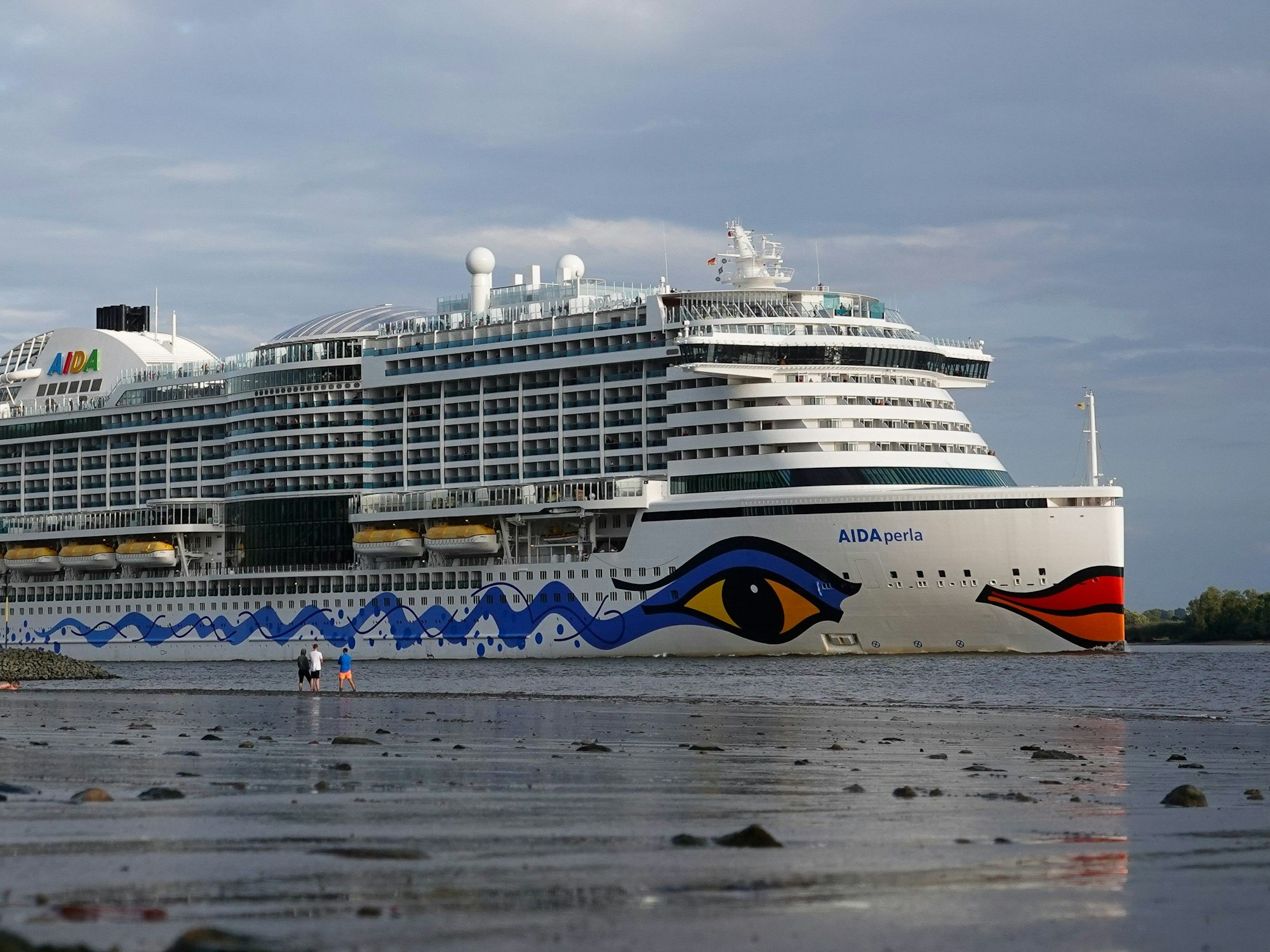 Die Änderungen betreffen Kreuzfahrten mit der „AIDAperla“. Hier ist das Kreuzfahrtschiff 2019 auf der Elbe zu sehen.