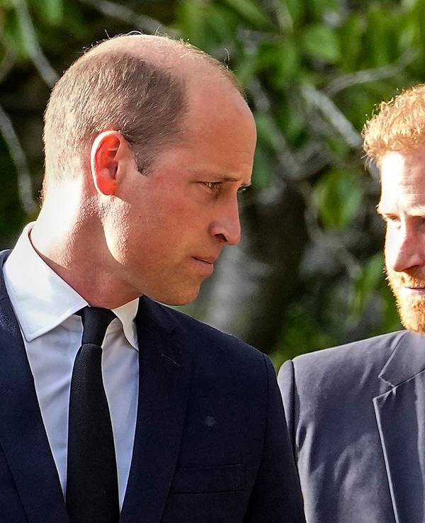 Prinz William (l.) und Prinz Harry schauen sich am 10. September 2022 auf Windsor Castle an.