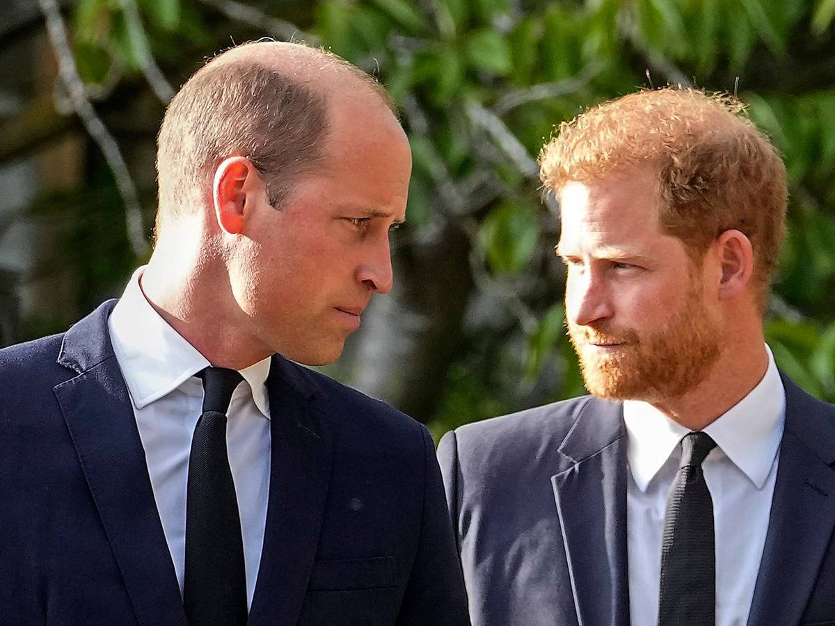 Prinz William (l.) und Prinz Harry schauen sich am 10. September 2022 auf Windsor Castle an.