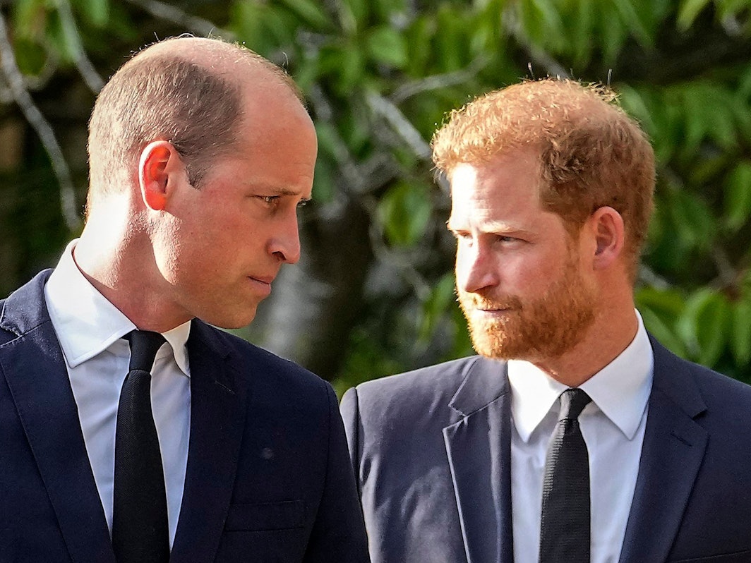 Prinz William (l.) und Prinz Harry schauen sich am 10. September 2022 auf Windsor Castle an.