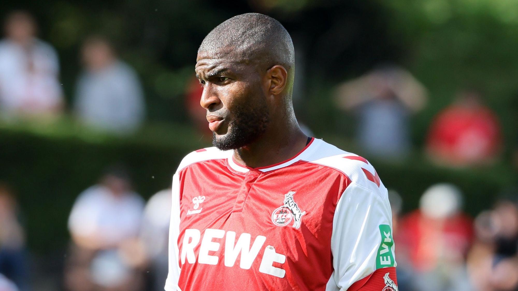 Anthony Modeste im Trikot des 1. FC Köln und mit Kapitänsbinde.