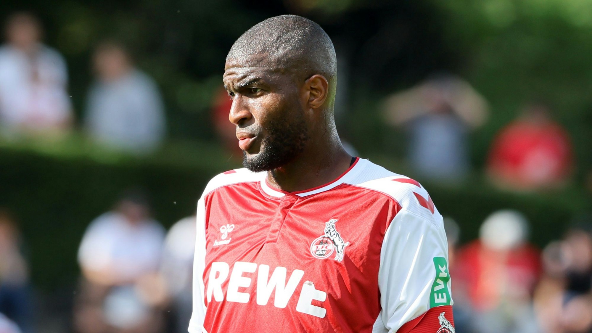 Anthony Modeste im Trikot des 1. FC Köln und mit Kapitänsbinde.
