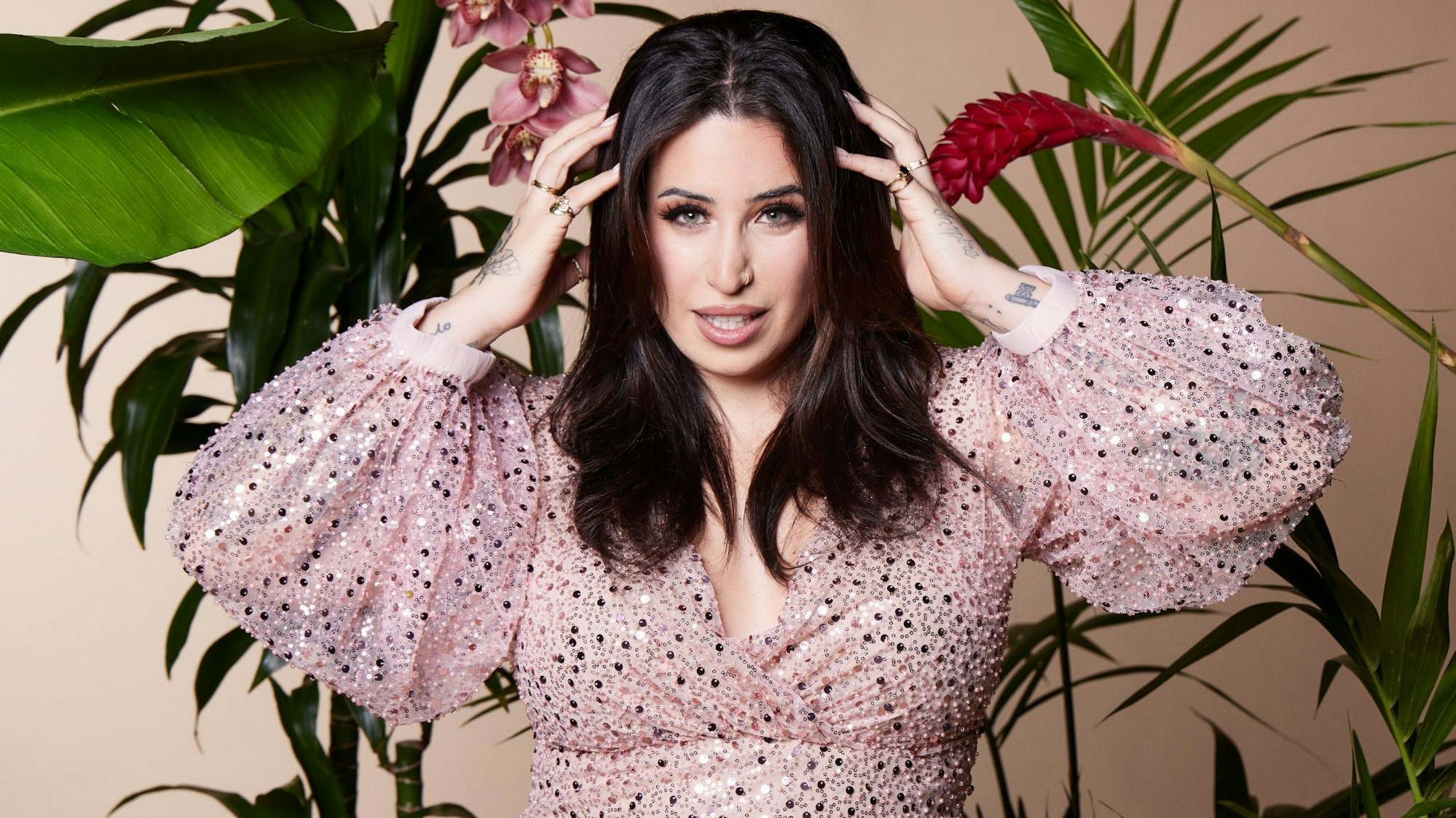 Jolina Mennen posiert für eine Foto.