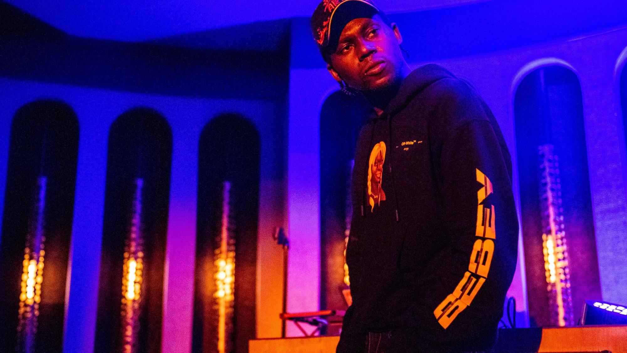 Theophilus London posiert für die Kamera.