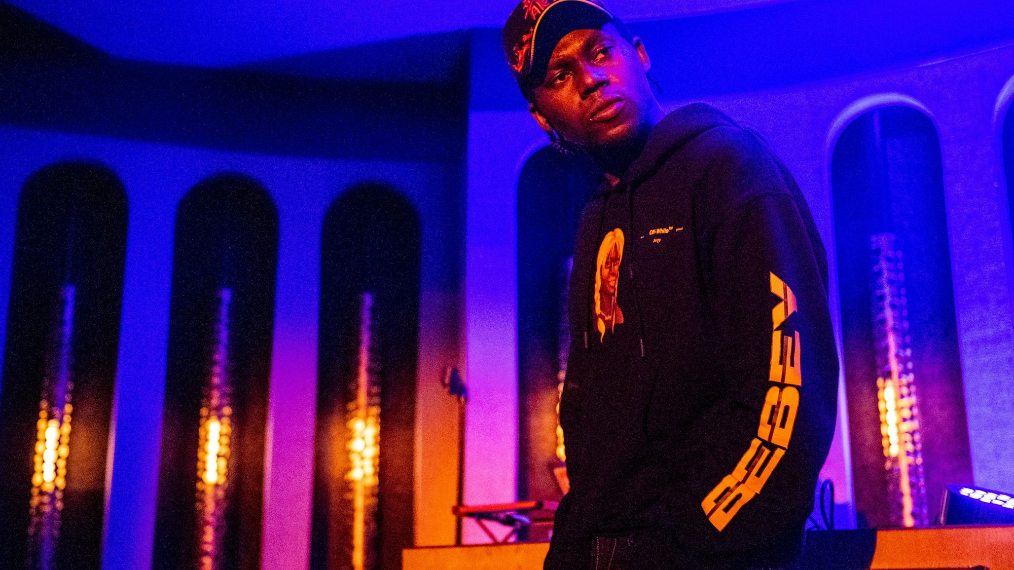 Theophilus London posiert für die Kamera.