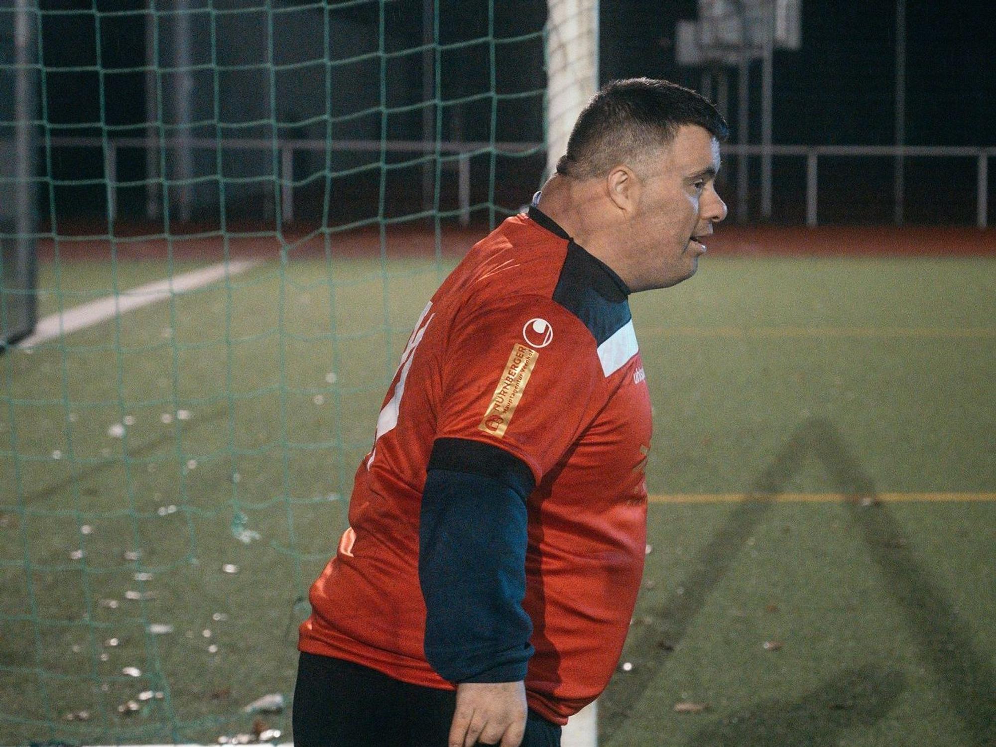Daniel Yamaci wartet im Tor auf den Ball.