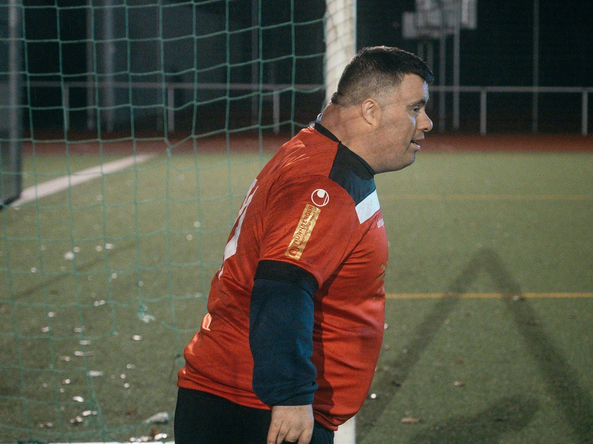 Daniel Yamaci wartet im Tor auf den Ball.