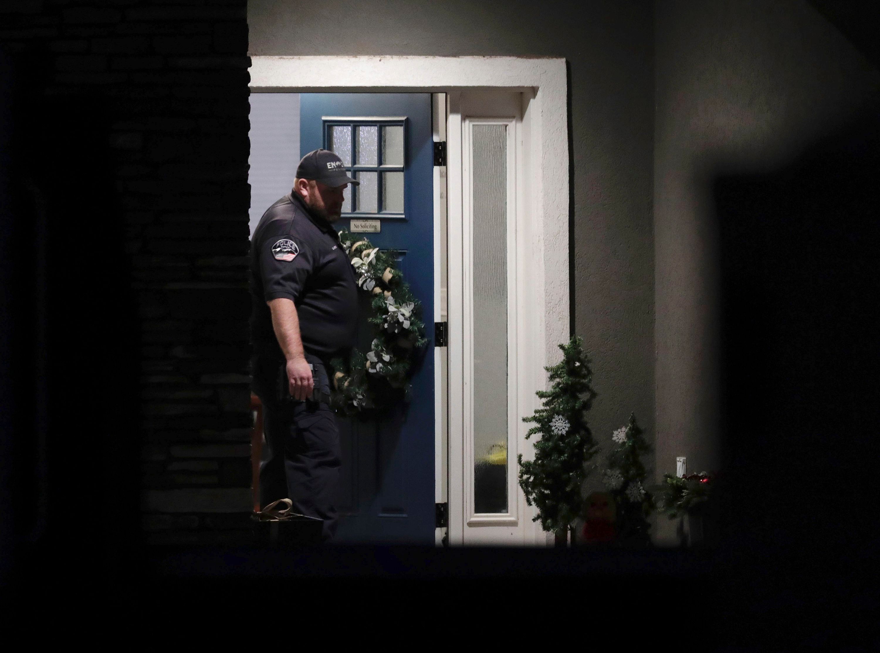 Hinter der Eingangstür machte die Polizei eine schreckliche Entdeckung. Unser Foto zeigt einen Ermittler vor dem Haus in Utah.