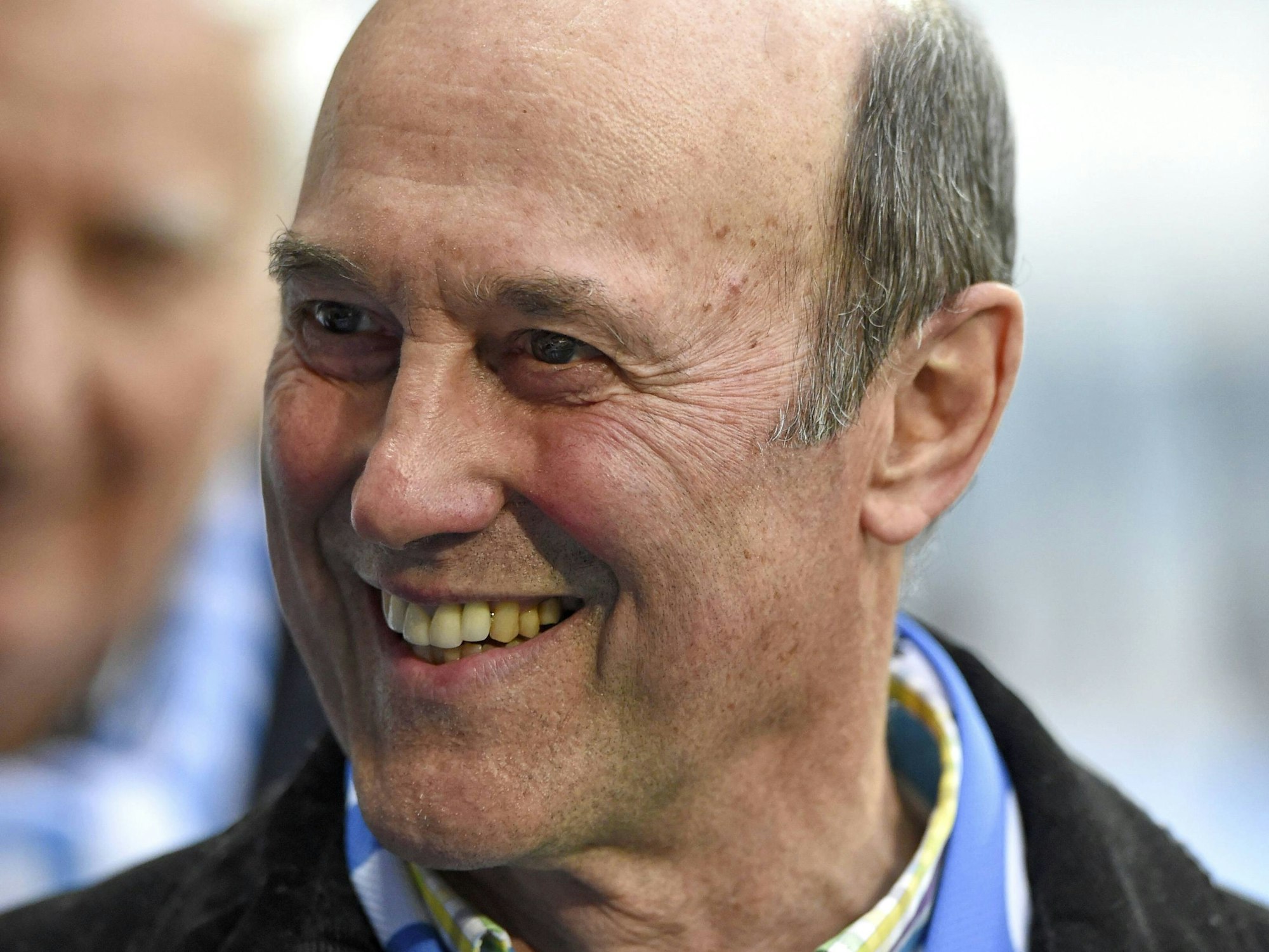 Ex-Nationalspieler Hans Rebele steht beim Spiel des TSV 1860 München gegen die SpVgg Greuther Fürth im Stadion.