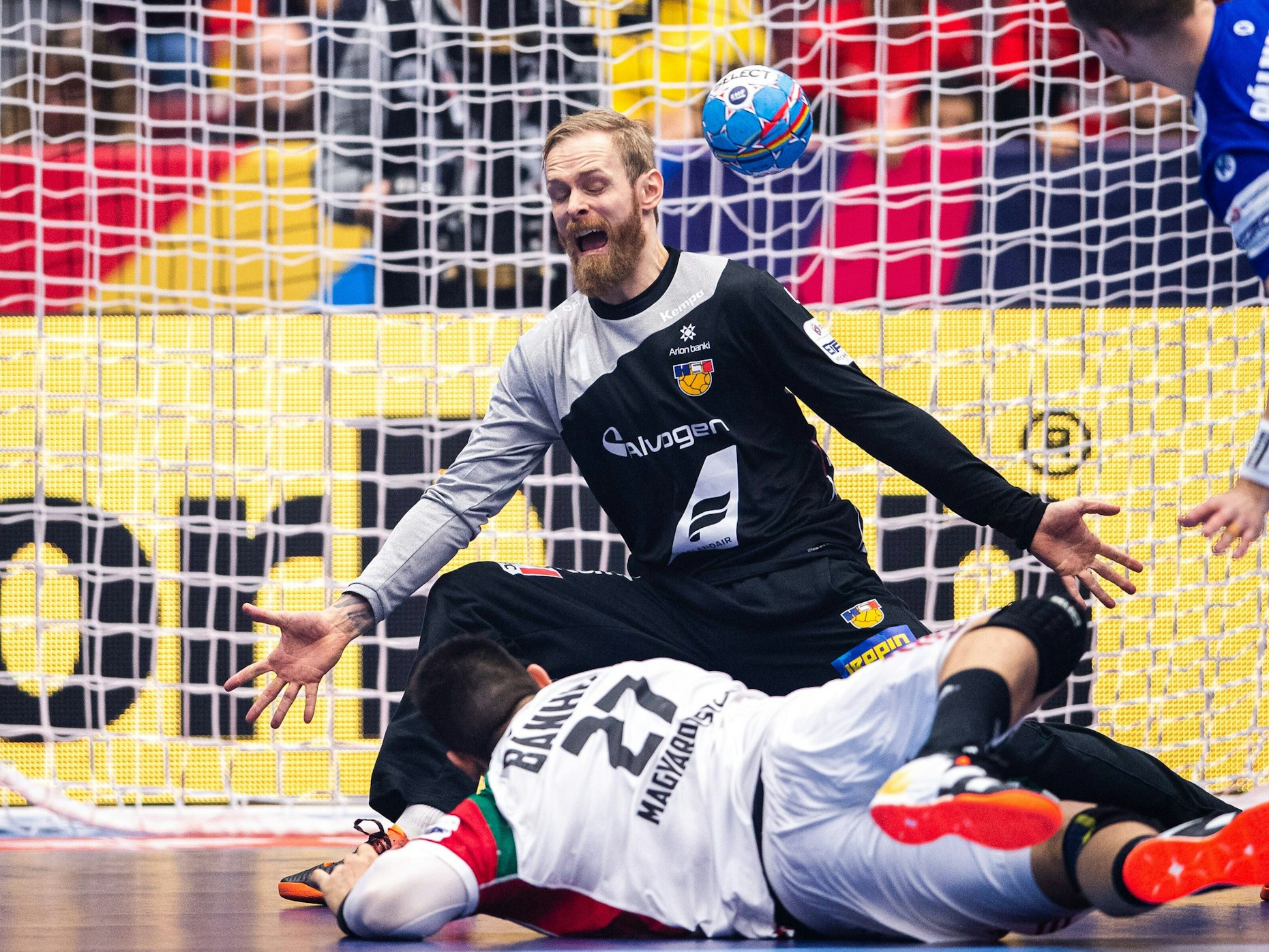 Islands Torwart Björgvin Pall Gustavsson pariert im Spiel gegen Ungarn einen Ball.