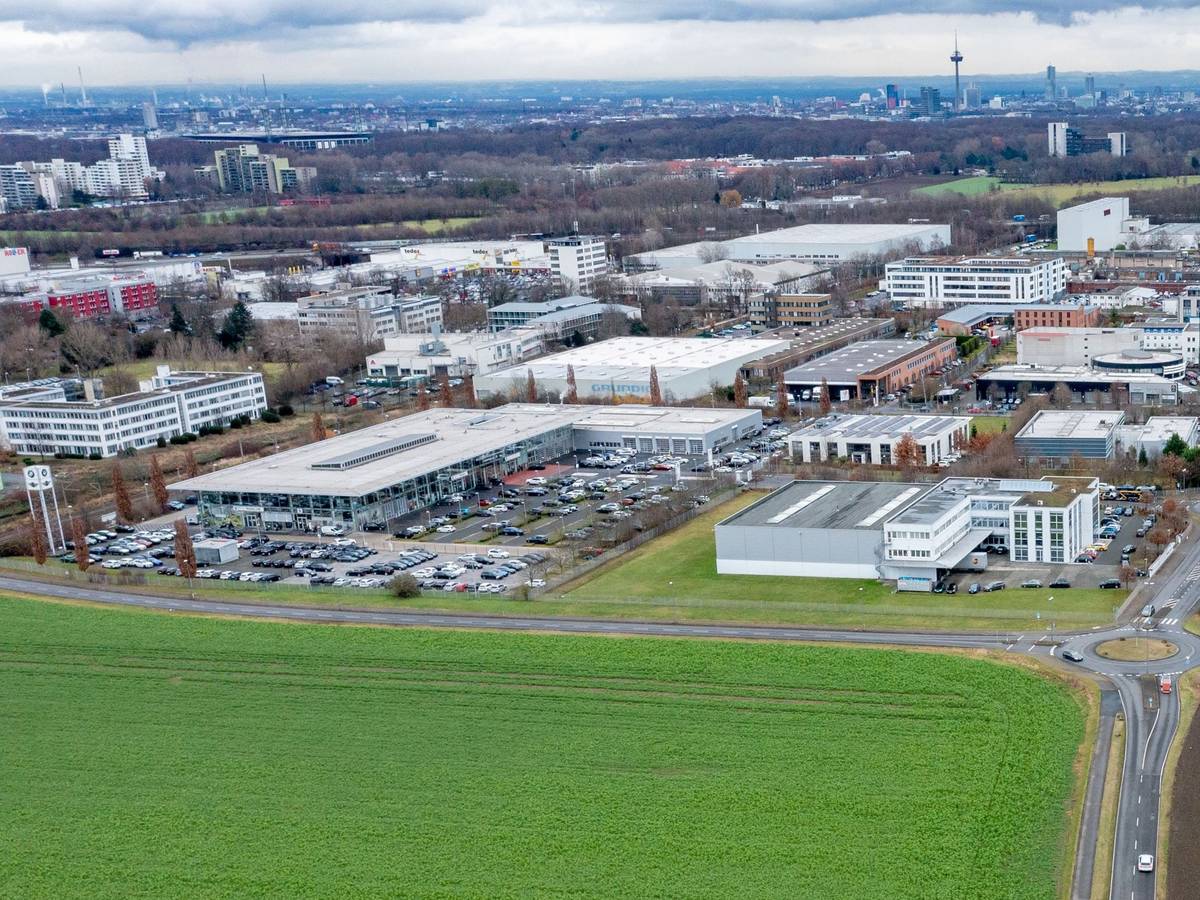 Blick auf die Toyota-Allee in Köln-Marsdorf.