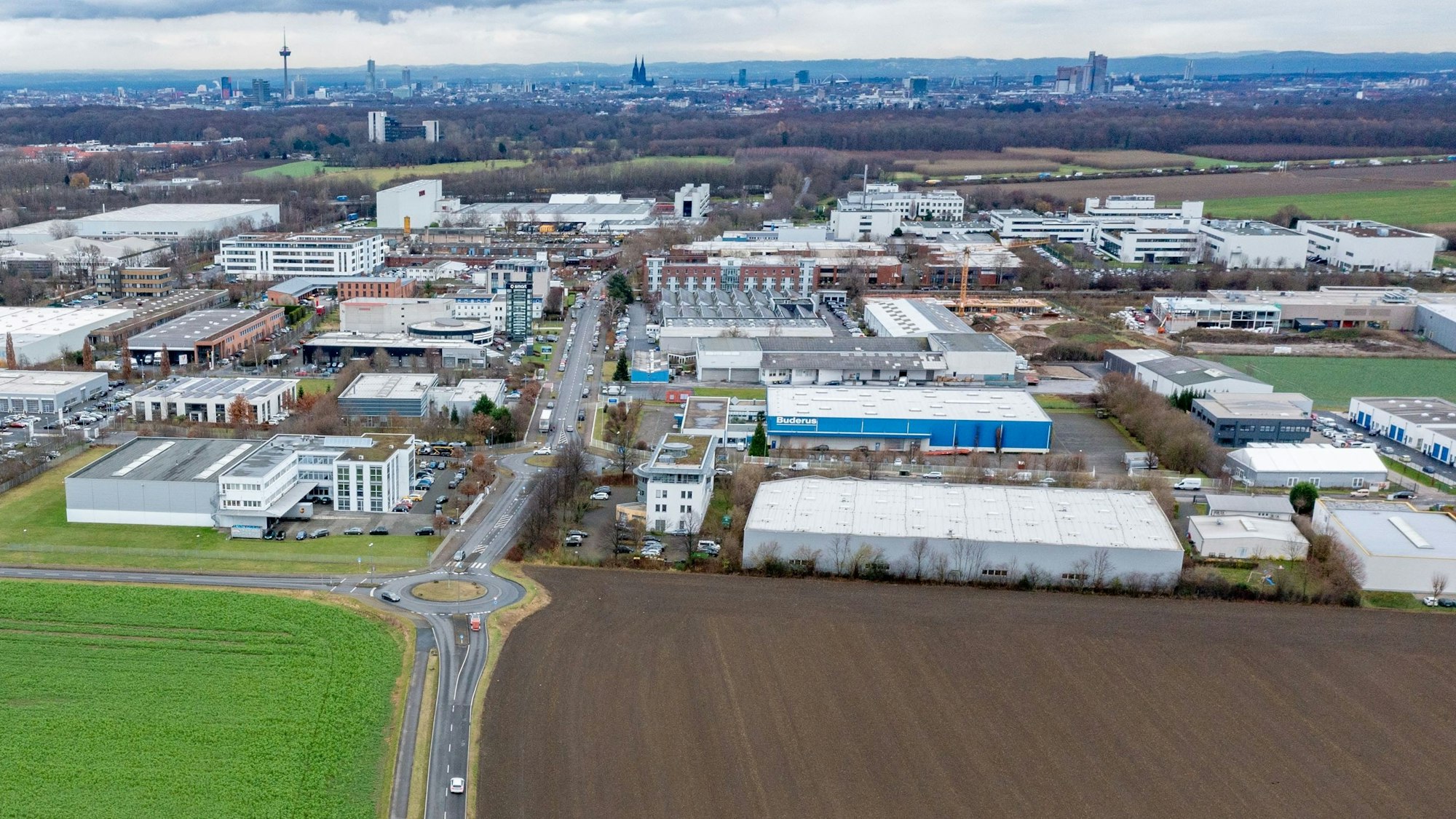 Blick auf die Toyota-Allee in Köln-Marsdorf.