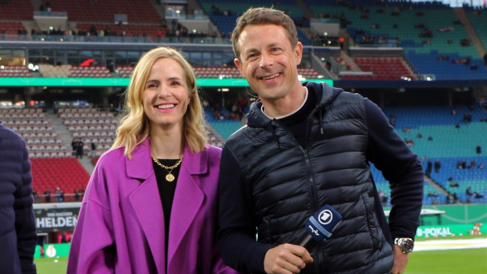 Alexander Bommes und Stephanie Müller-Spirra posieren vor einer ARD-Übertragung für die Kamera.