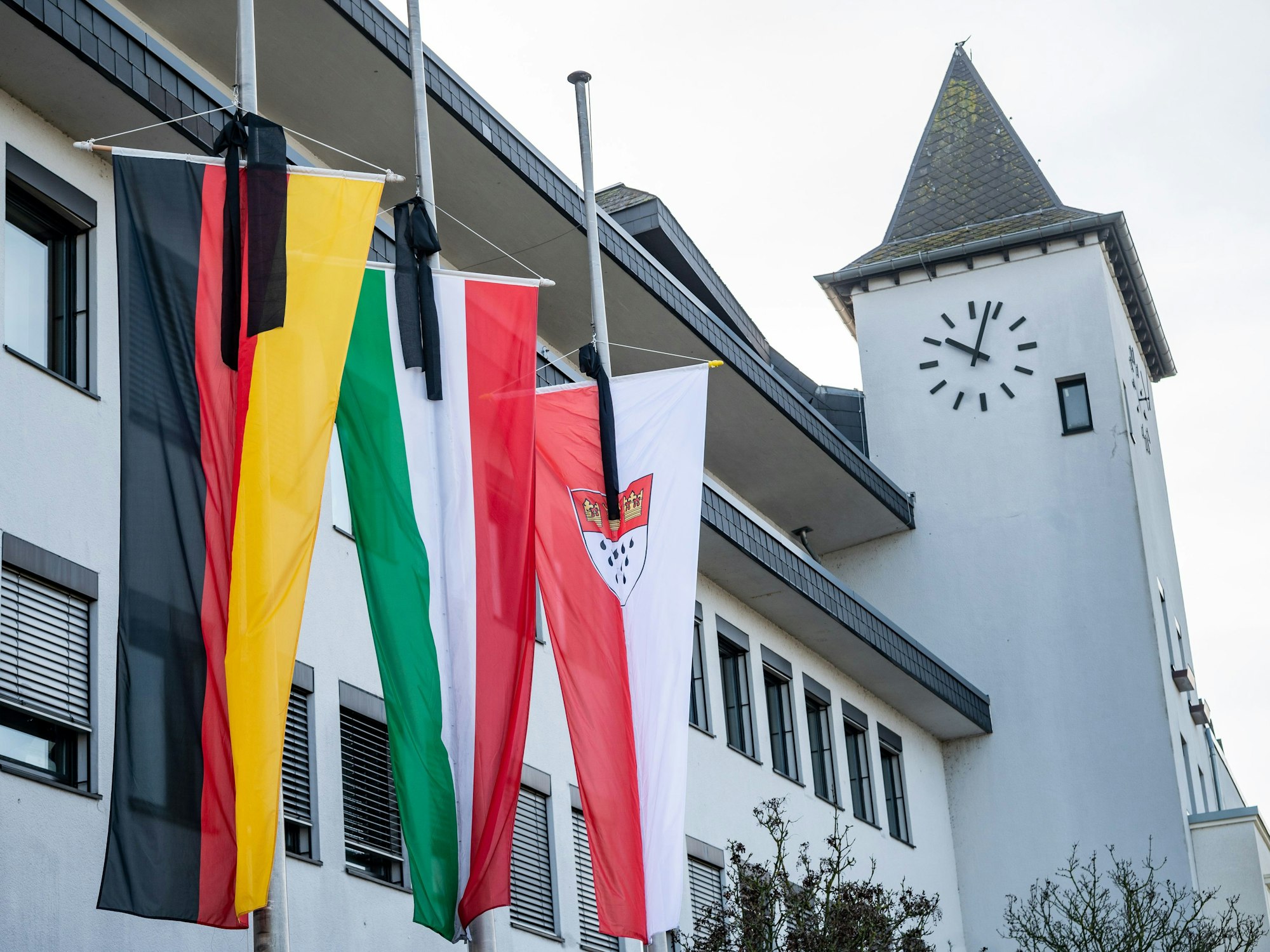 In der „Beflaggungsverordnung“ des Landes ist festgeschrieben, an welchen Tagen Flaggenpflicht herrscht. Dazu gehört auch der 27. Januar. Unser Foto zeigt Trauerbeflaggung am 14. März 2020 in Köln-Porz.