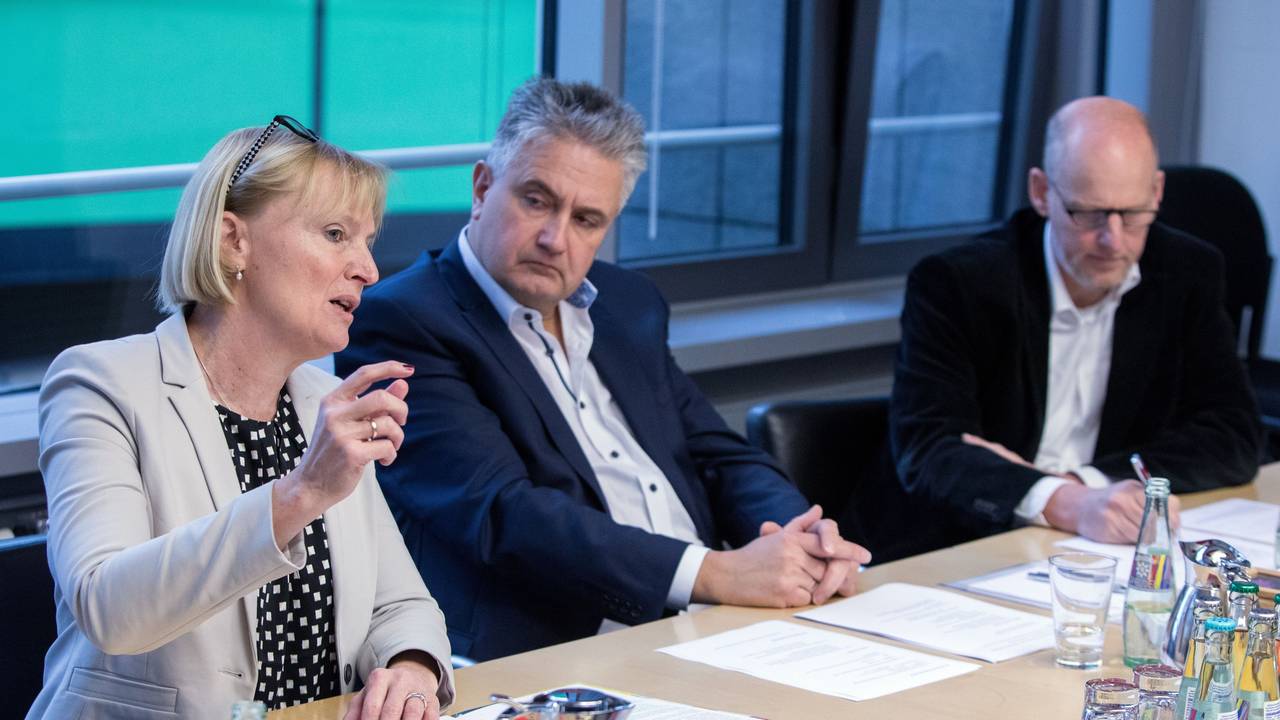 Pressekonferenz der KVB Kölner Verkehrsbetriebe zur Betriebsqualität.
Im Bild v.l.n.r. Stefanie Haaks, Peter Densborn und Gunther Höhn.