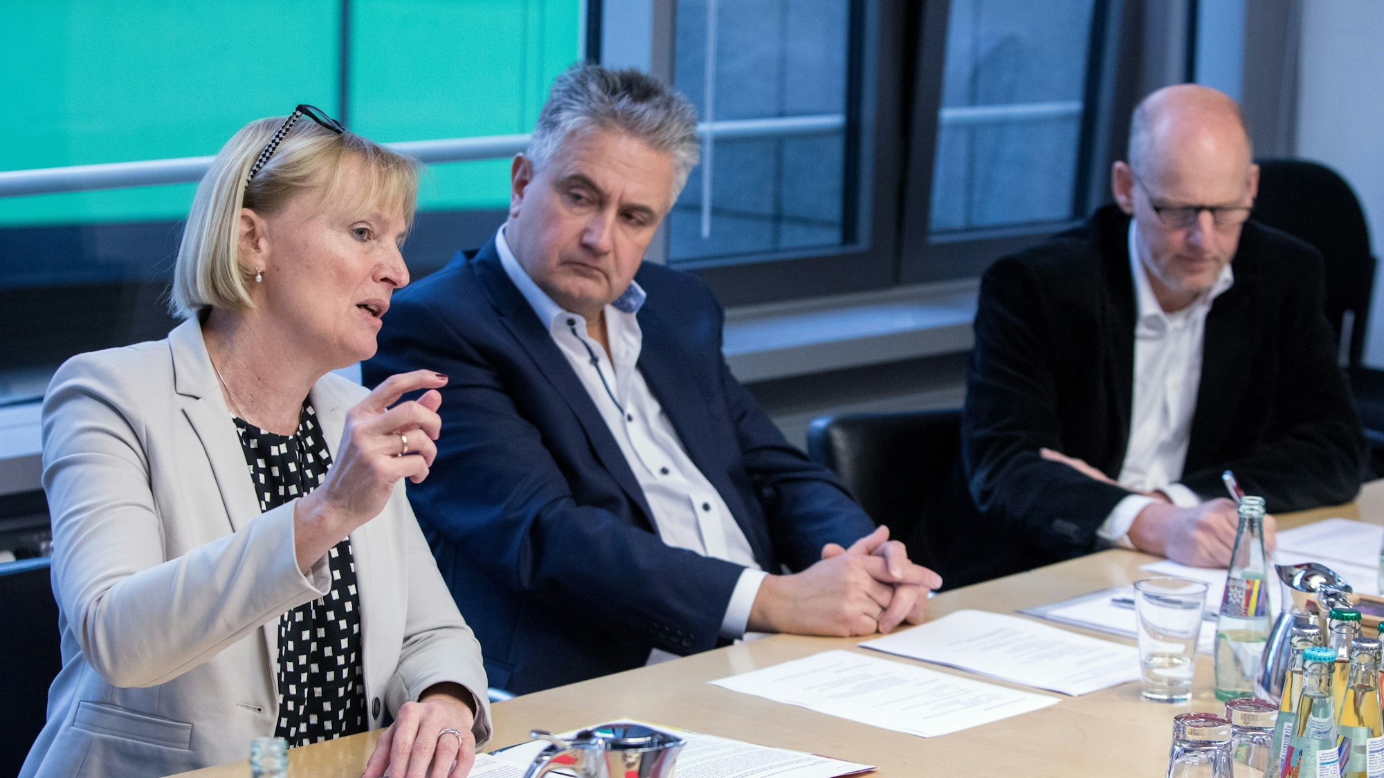 Pressekonferenz der KVB Kölner Verkehrsbetriebe zur Betriebsqualität.
Im Bild v.l.n.r. Stefanie Haaks, Peter Densborn und Gunther Höhn.