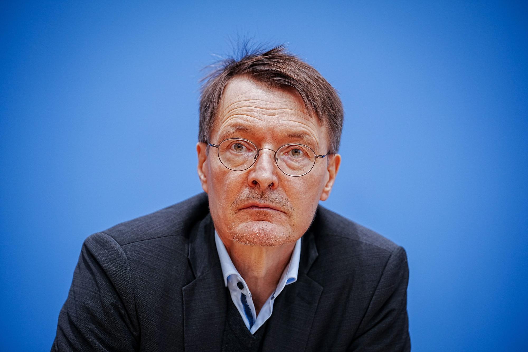 ARCHIV - 06.12.2022, Berlin: Karl Lauterbach (SPD), Bundesminister für Gesundheit, stellt die Reformvorschläge für die Krankenhausversorgung vor. (zu dpa «Lauterbach besorgt über Coronavirus-Variante XBB.1.5») Foto: Kay Nietfeld/dpa +++ dpa-Bildfunk +++