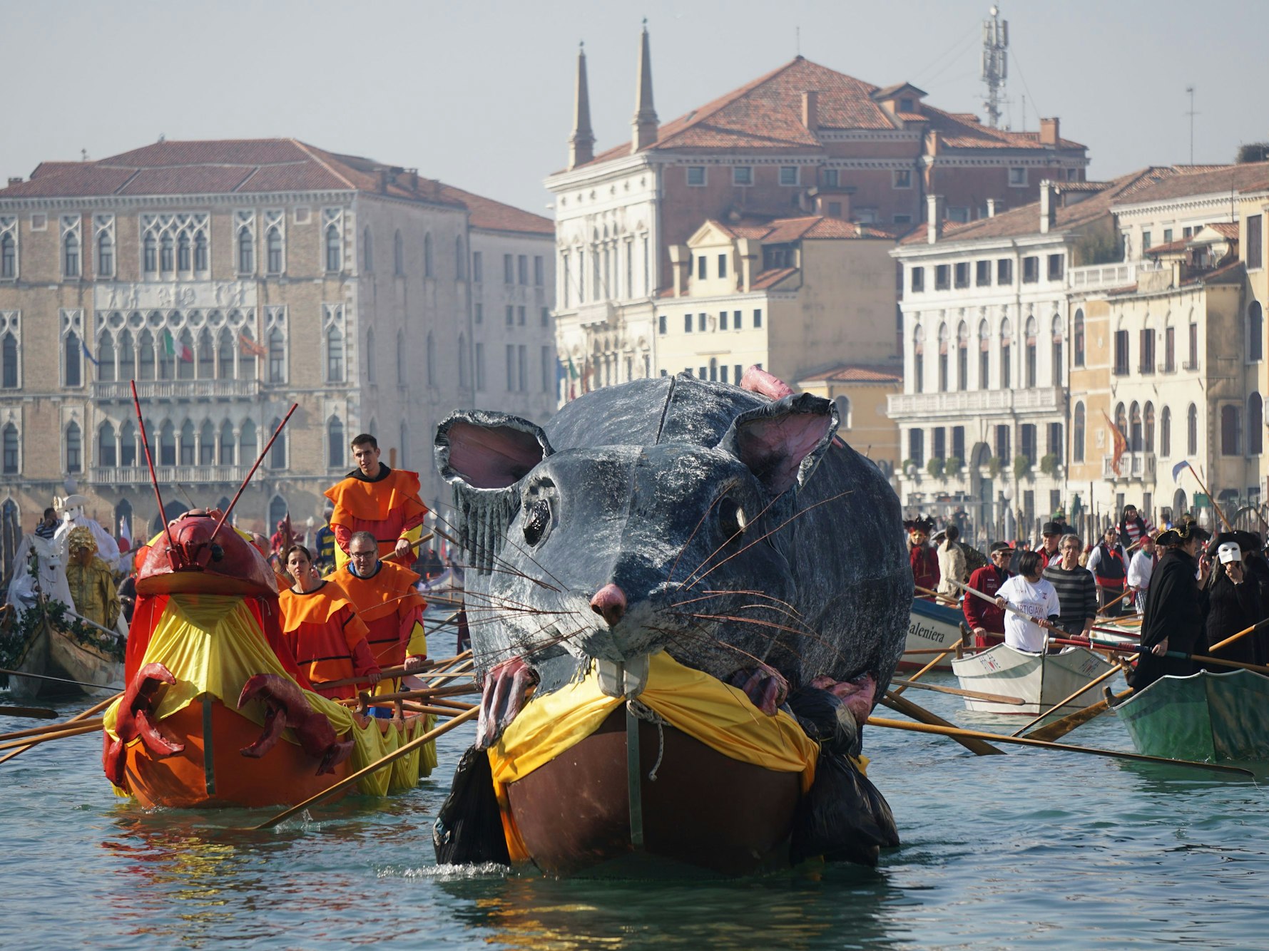 Bei der Regatta zur Eröffnung des Karnevals von Venedig schwimmen geschmückte Boote