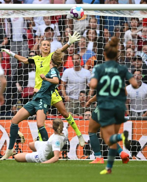 Eine Spielszene im Finale der Frauen-EM zwischen England und Deutschland