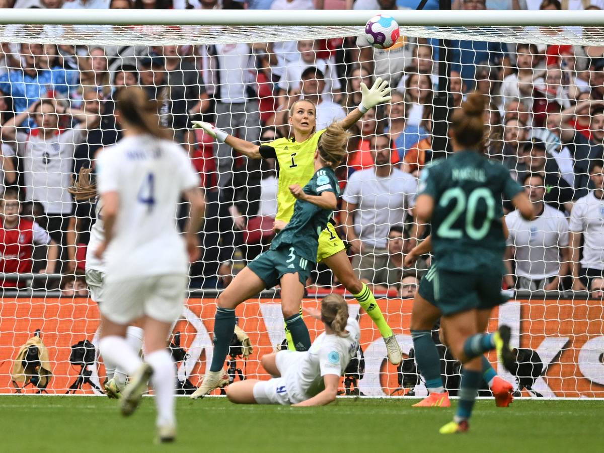 Eine Spielszene im Finale der Frauen-EM zwischen England und Deutschland