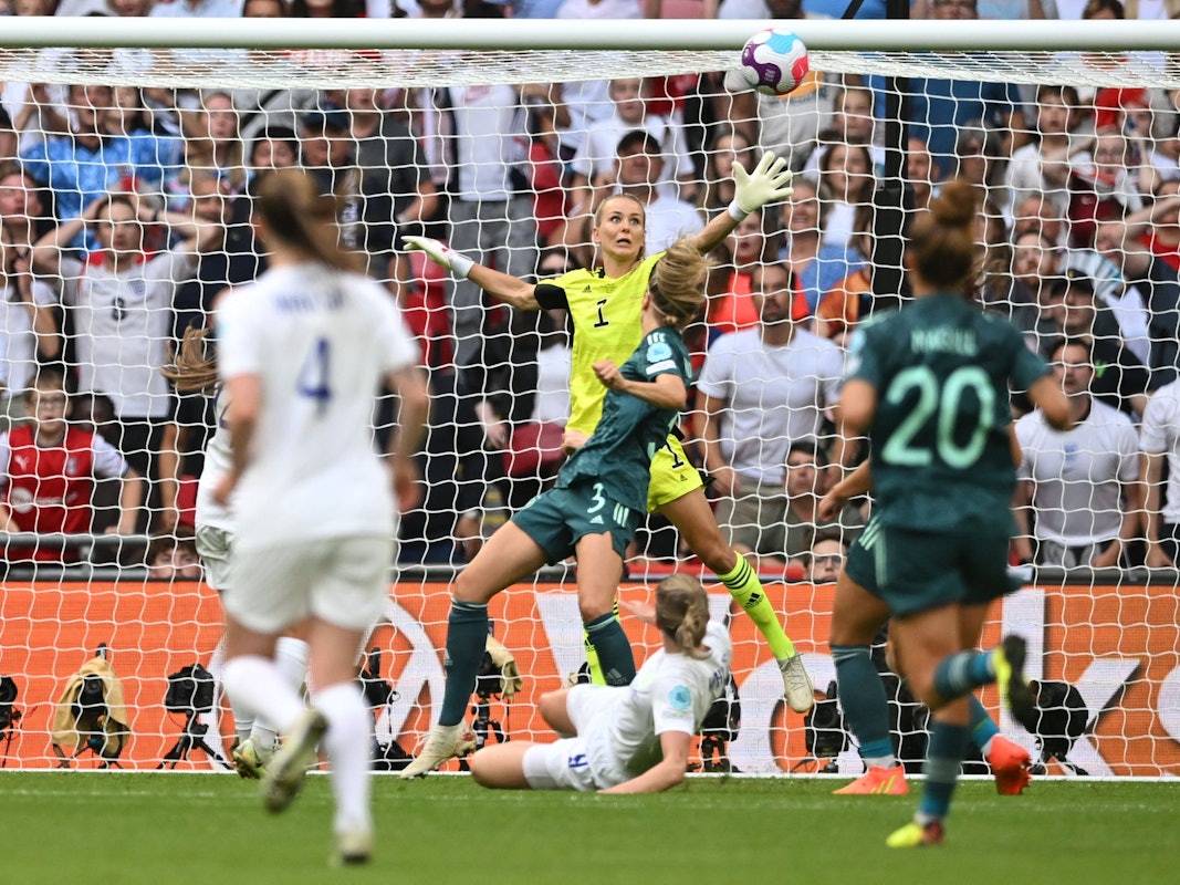 Eine Spielszene im Finale der Frauen-EM zwischen England und Deutschland