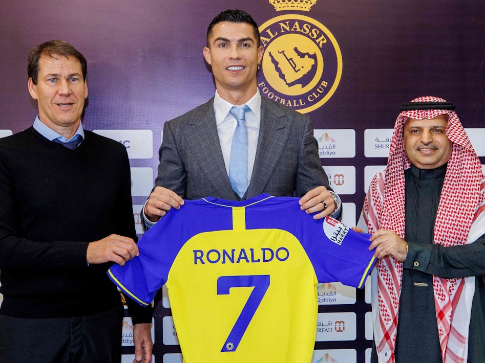 Cristiano Ronaldo posiert bei seiner Vorstellung bei Al-Nassr mit seinem neuen Trainer Rudi Garcia und Klub-Boss Musalli Al-Muammar.