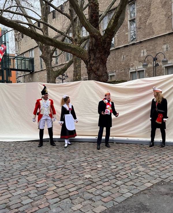 Christoph Kuckelkorn enthüllte das Denkmal mit Abordnungen der Karnevalsvereine am Donnerstag (5. Januar) vor dem Gürzenich.