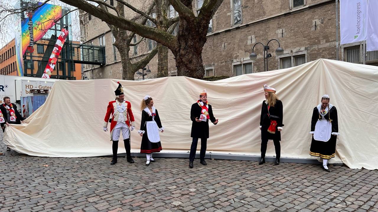 Christoph Kuckelkorn enthüllte das Denkmal mit Abordnungen der Karnevalsvereine am Donnerstag (5. Januar) vor dem Gürzenich.