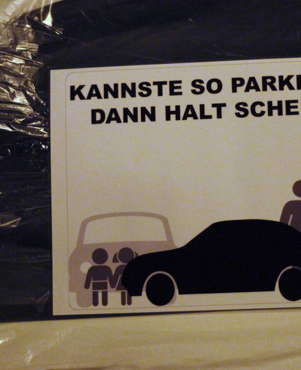 Das Symbolfoto zeigt einen Zettel an einer Autoscheibe mit den Worten "Kannste so parken, ist dann halt scheisse!".