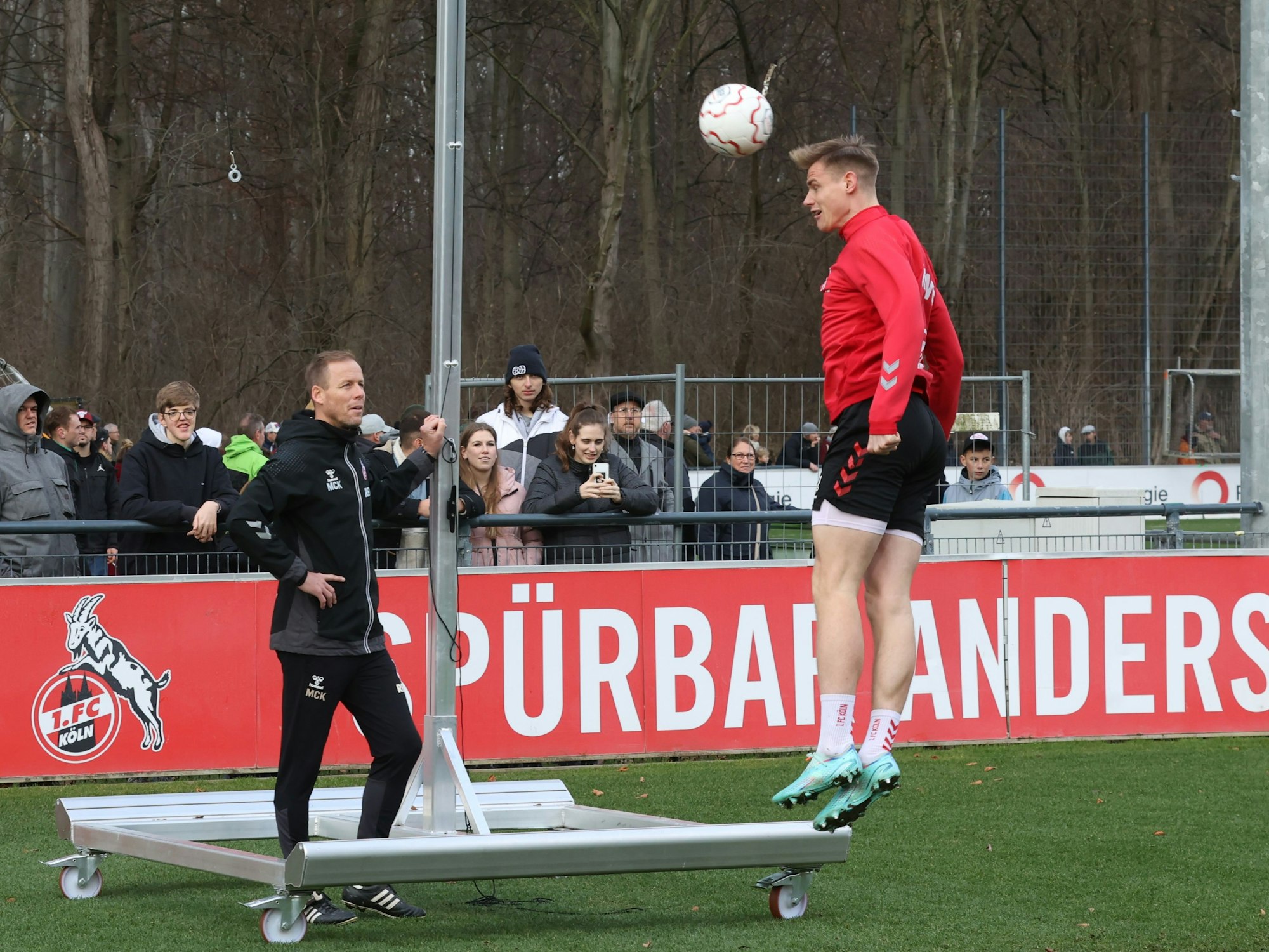Steffen Tigges
versucht sich am Kopfballpendel.