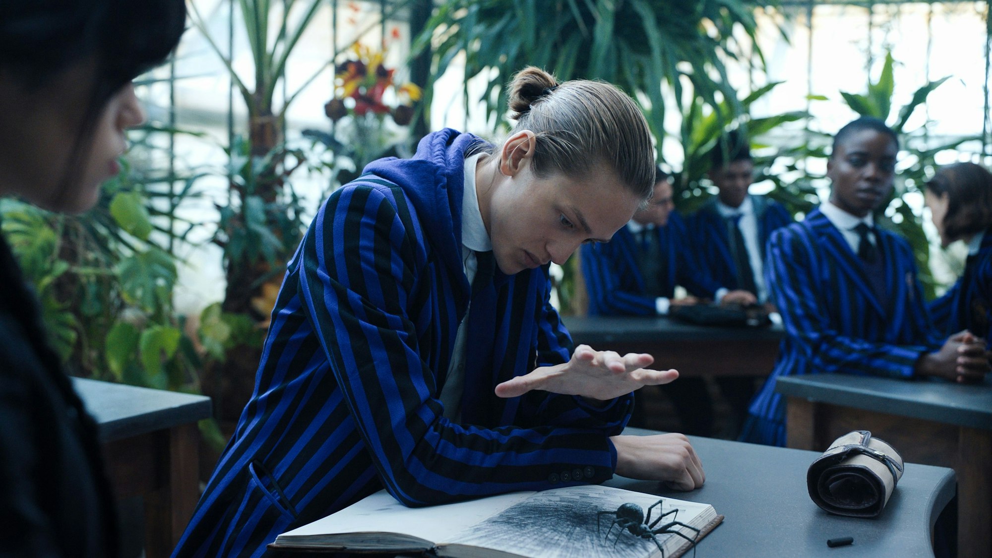 Wednesday Addams und Xavier Thorpe beim Unterricht.